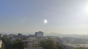 FOTO Poluare masivă a aerului în Bucureşti, după incendiul puternic care a mistuit Complexul „Dragonul Roşu” / Cel mai afectat, cartierul Berceni, din sudul Capitalei / Comisarul general al Gărzii de Mediu: Depăşire de patru ori a valorii maxim admise