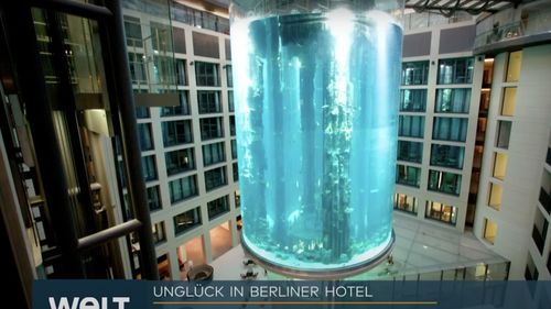 Cauza exploziei gigantului acvariu din Berlin rămâne o necunoscută / AquaDom, înalt de 15 metri, a explodat deversând peste un milion de litri de apă, precum şi peştii din interior, în foaierul hotelului Radisson Blu şi pe străzile adiacente