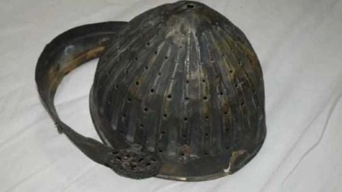 Un coif, turban turcesc cu diademă, găsit de polițiștii în locuința unui bărbat care încerca să îl vândă pe internet cu 5000 de lei