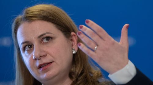 Prima modificare a legii educației, înainte să intre în vigoare, pe ordinea de zi a Guvernului / Ministerul Educației a introdus pe ascuns mai multe prevederi, printre care dezincriminarea vânzării de referate sau lucrări pentru licență, masterat sau doctorat - surse