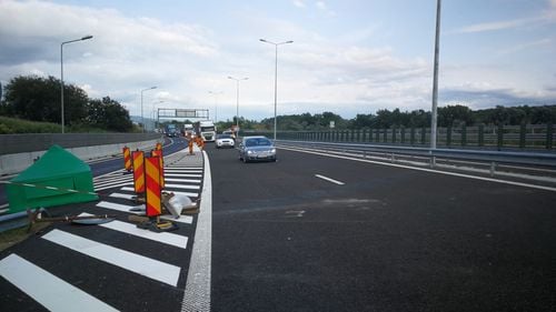 VIDEO Lotul patru al autostrăzii Lugoj - Deva a fost deschis traficului. CNAIR a preluat de la constructorul spaniol Comsa bucata cu bretelele de la nodul Ilia / Rețeaua de autostrăzi din România a ajuns la 829 de km