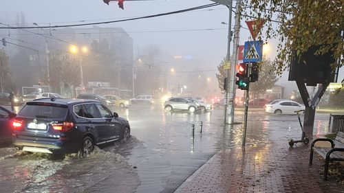 VIDEO Conductă spartă în Capitală / Intersecția dintre străzile Rebreanu și Grigorescu a fost inundată / ”Cu gondola prin București”