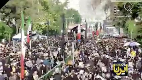 Zeci de mii de iranieni s-au adunat la Teheran pentru funeraliile fostului președinte Raisi