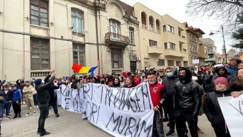 Peste 155 de sancțiuni contravenționale aplicate de jandarmi în Constanța la protestul de luni seara față de noile restricții / Trei adolescenți care au tras cu praștia în coloana de manifestanți, sancţionaţi cu 900 de lei amendă