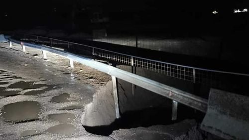 Podul provizoriu de la Milişăuţi (Suceava) s-a surpat din cauza creșterii nivelului apei / O parte din podul vechi a căzut în 2020 și se află în reparații de anul trecut