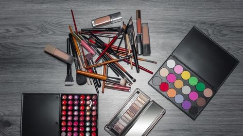 Substanţe chimice nocive în sute de produse cosmetice comercializate în Europa, inclusiv în România, anunță Agenția Europeană pentru Produse Chimice