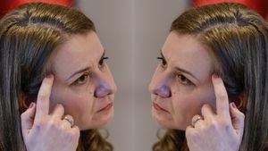 Ligia Deca în decembrie, când accepta cel mai mic buget din PIB pentru Ministerul Educație din istoria recentă a României: E acoperitor pentru funcționarea normală a sistemului de învățământ / 5 luni mai târziu, peste 200.000 de angajați din școli sunt în prima grevă generală din ultimii 18 ani