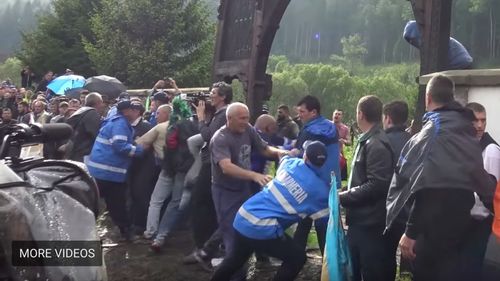 Dosar penal pentru manifestanții români care au distrus poarta de la Cimitirul din Valea Uzului