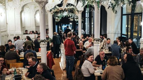 Marsilia, orașul francez unde se servesc preparate gourmet cu 1 euro. În peisajul citadin apar tot mai multe „restaurant soidaire”