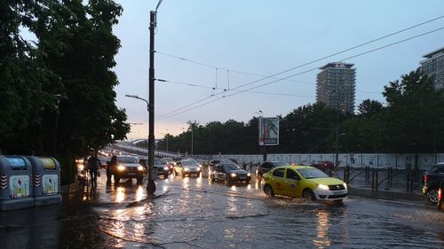 VIDEO UPDATE Mai multe artere inundate în sudul Capitalei, din cauza ploii puternice/ Traficul rutier, închis complet pe Calea Văcărești/ Mai multe autobuze au fost deviate, 11 copaci căzuți