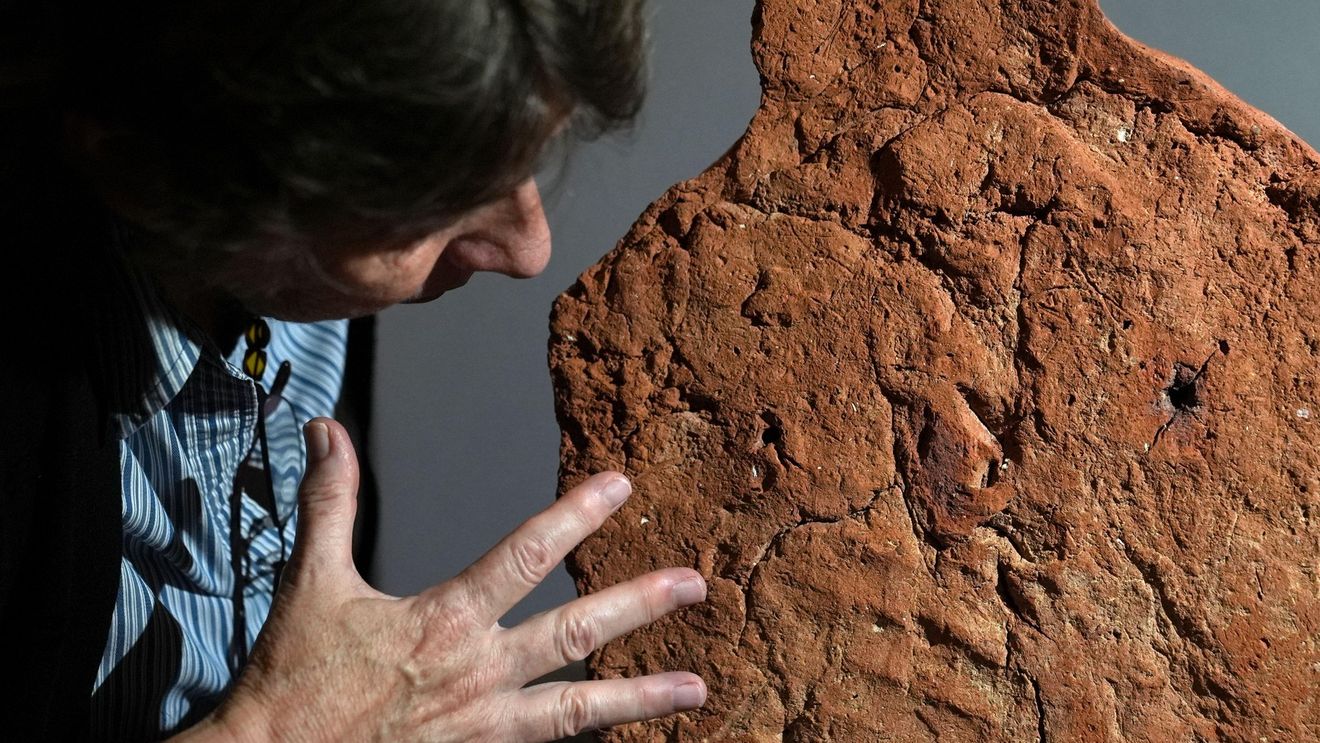 O amprentă de palmă, veche de 4.000 de ani, descoperită pe un artefact egiptean din argilă