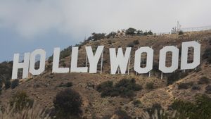 Semnul de la Hollywood, construit inițial ca reclamă pentru un proiect imobiliar local, împlinește anul acesta 100 de ani / Istoria și controversele din jurul unuia dintre cele mai ușor de recunoscut locuri din lume