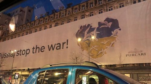 Banner uriaș în centrul Bucureștiului cu mesajul ”Russia stop the war” al companiei moldovene de vinuri Purcari