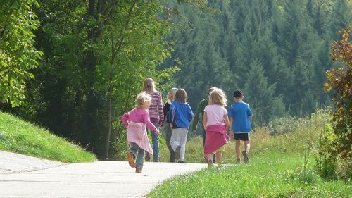 O petiție adresată ministerelor Educației și Muncii cere ca Ziua Educației să fie extinsă la zi liberă legală națională sau să se facă activități de tip Școala Altfel