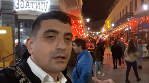 George Simion (AUR) a luat la pas vineri seara terasele din Centrul Vechi, ca să-și promoveze un miting împotriva măsurilor luate în contextul pandemiei