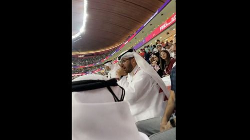 VIDEO Incident la primul meci din Cupa Mondială: Un suporter din Ecuador s-a așezat în zona cu public qatarez, strigându-le arabilor:„money, money” / Sud-americanul a fost apostrofat în mod agresiv: „taci!, taci! stai jos!” / Clipul a adunat milioane de vizualizări