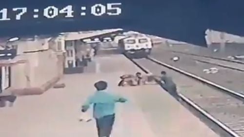 VIDEO Moment dramatic în India: un copil căzut pe calea ferată, salvat în ultima clipă de un angajat