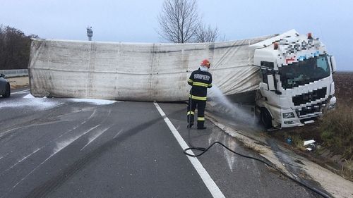 Trafic blocat pe DN5, în Giurgiu/ Un TIR încărcat cu îngrășământ s-a răsturnat