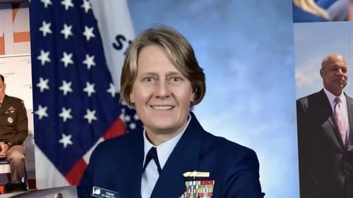 Administrația Trump o evacuează pe fosta șefă a Gărzii de Coastă din casa ei cu un preaviz de 3 ore / Linda Fagan, prima femeie comandant al Gărzii de Coastă a fost concediată în a doua zi de mandat a lui Trump