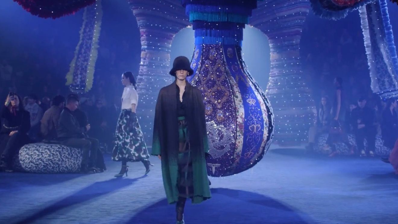 Dior reinterpretează în cheie modernă stiluri din anii 1950 la Săptămâna Modei de la Paris