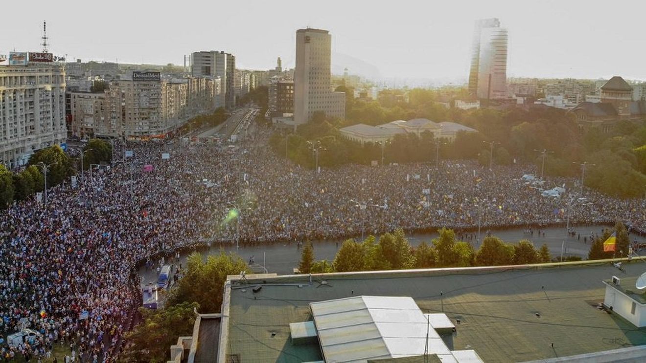IMAGINE IMPRESIONANTA Zeci de mii de oameni au umplut până la refuz Piața Victoriei