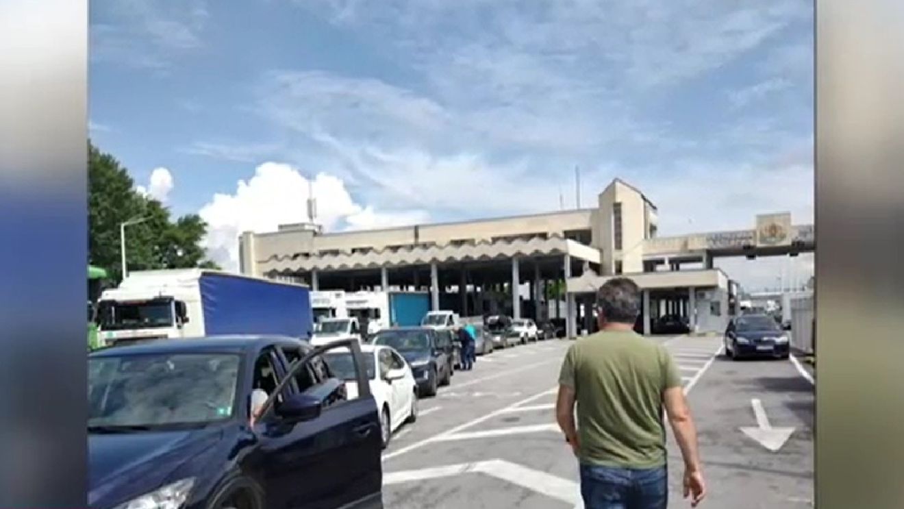 Cozi de zeci de kilometri la intrarea în Grecia, în vama Kulata. Una dintre cauze: turiștii români nu se informează și nu completează formularele online