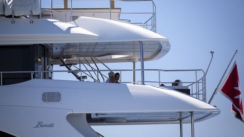 Ministrul de externe al Ungariei, Péter Szijjártó, fotografiat pe un iaht de lux în marea Adriatică, deși pe Facebook susținea că se află în focurile discuțiilor privind criza din Belarus