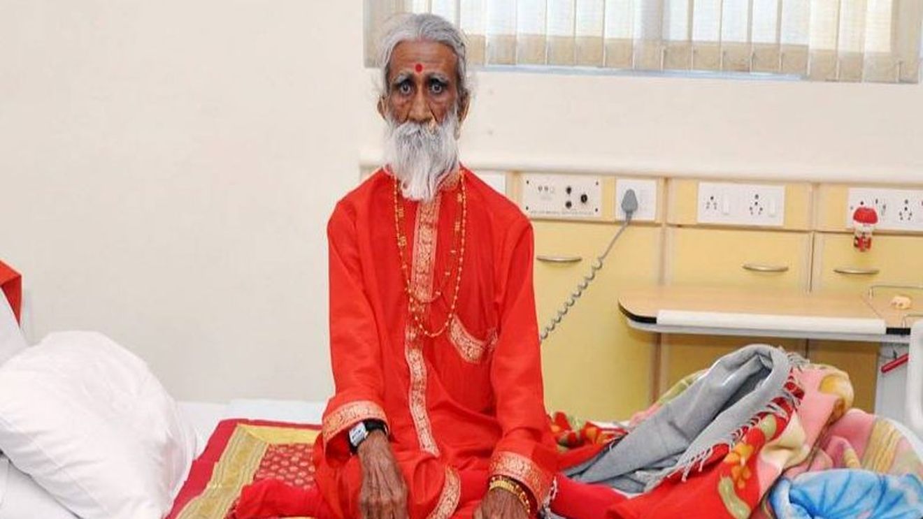 Un yoghin indian care afirma că nu s-a mai hrănit în ultimele opt decenii a murit la vârsta de 90 de ani