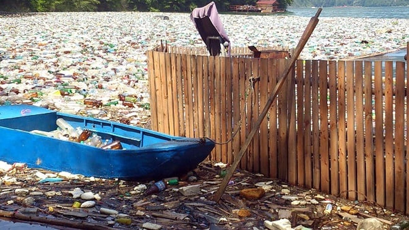 Raport: Dunărea transportă anual în Marea Neagră peste 1.500 tone de plastic