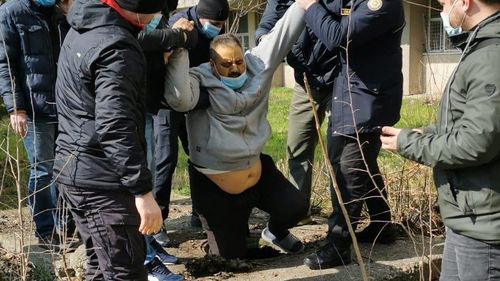 Deținutul care a evadat din spitalul județean Craiova a fost prins. Individul se ascundea într-un canal din apropierea spitalului