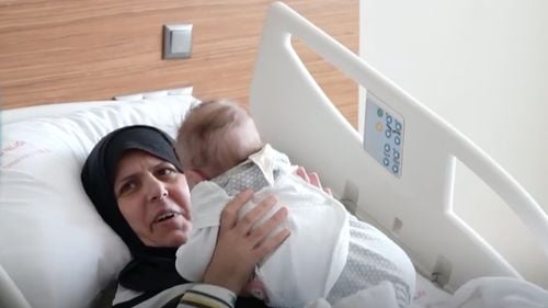 Turcia: O mamă și fetița ei de trei luni și jumătate, reunite la aproape două luni după cutremur/ Copila a fost scoasă dintre dărâmăturile unei clădiri la cinci zile după seism