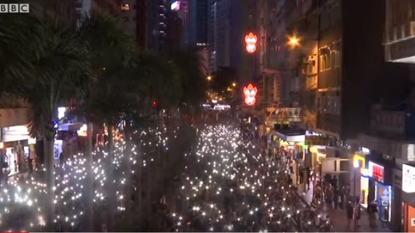 Hong Kong: protestatarii au fost atacați violent de oameni suspectați că aparțin mafiei chineze