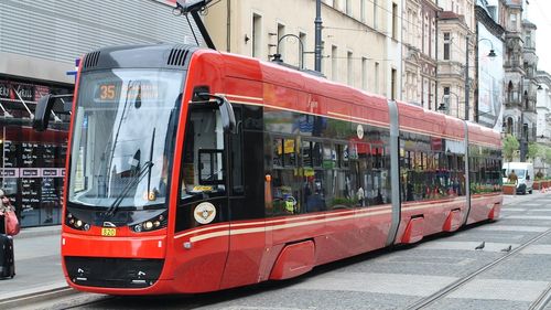 A sosit la Craiova primul tramvai modern / Va fi testat cu saci de nisip pe post de pasageri în următoarele zile / Tramvaiul are aer condiționat, Wi Fi și prize USB