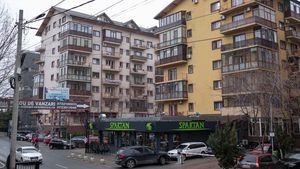 Bolojan:  Ai plătit 30 de euro pe proprietate și acum plătești 45 de euro sau 50 de euro /  Este încă destul de mic față de alte țări/ România s-a angajat ca până în 2027 va alinia impozitul la prețul de piață al locuințelor / Se va face o bază de date pe localități