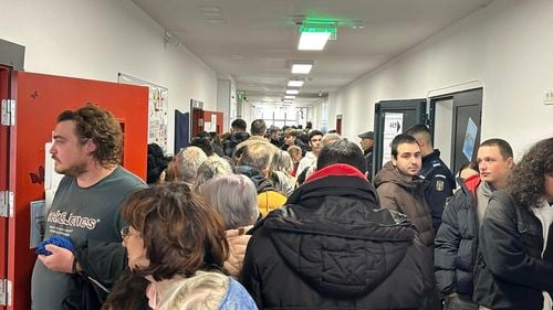 FOTO Cozi la secții de votare din București