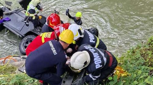 Doi bărbați dispăruți de vineri, găsiți morți într-un autoturism căzut în râul Bistrița Ardeleană