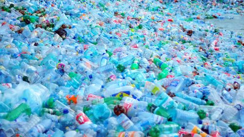 Un cetățean din UE produce anual peste 35 kg de deșeuri din plastic / România reciclează doar o treime din cantitate, semnificativ sub media europeană / Aproape 80 de milioane de tone de deșeuri din ambalaje generează blocul comunitar într-un an