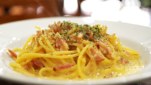 Un italian, amenințat cu moartea după ce s-a filmat în timp ce prepara paste carbonara după prima rețetă, datată din 1954 / A folosit gruyère, o brânză elvețiană