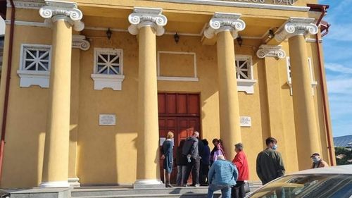 Coadă la cel mai mare centru de vaccinare din orașul Giurgiu. Oamenii s-au certat de teamă că nu mai apucă doze de vaccin