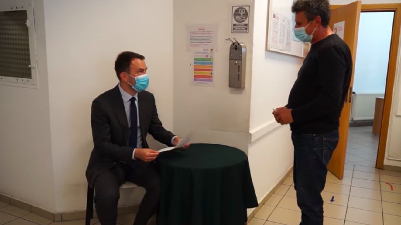 VIDEO Ministrul Cătălin Drulă, de la un centru de medicină de familie: În afară de centrele special amenajate pentru vaccinare, de maratoane, de drive-thru, ne putem vaccina la medicul de familie. Vă încurajez să o faceţi pentru că prin vaccinare revenim la o viaţă normală