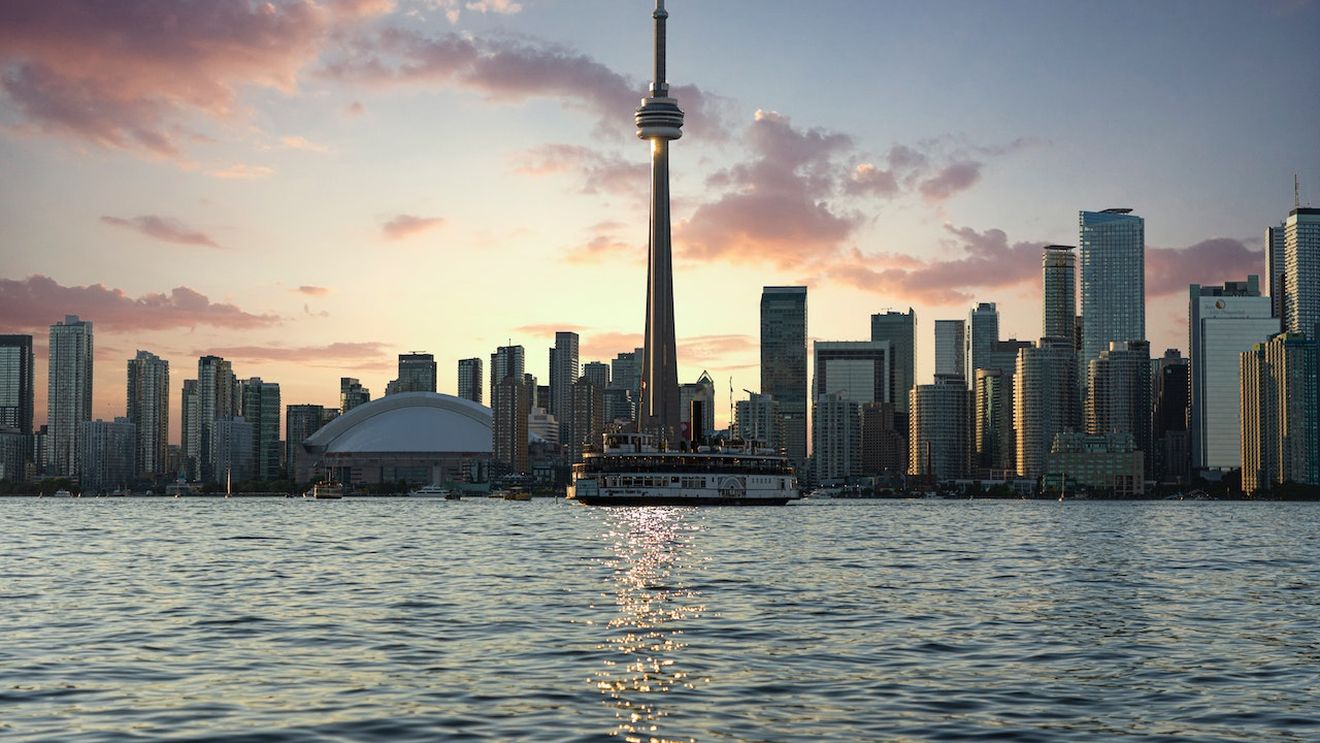 De ce 101 oameni și un câine vor să fie primarul orașului Toronto. Alegerile au loc luni