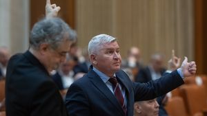 Florin Roman: ”Domnul Câciu mai bine s-ar ocupa de ministerul pe care s-a pus praful de când îl conduce / Să se apuce să-şi caute gradul de absorbţie, cu lupa, dacă altfel nu-l găseşte”