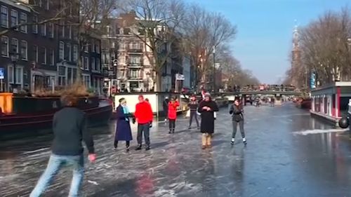 Furtuna Darcy paralizează Olanda: Cod roșu în toată țara, în timp ce oamenii speră să înghețe canalele ca să patineze