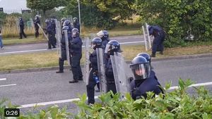 Noi violenţe la Dublin / Protest în zona unei localități unde urmează să fie găzduiți 500 de migranți
