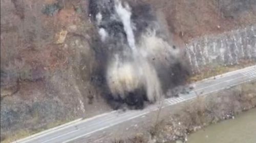 VIDEO Drumarii au detonat o stâncă periculoasă pentru trafic, pe Valea Mureșului / Urmează o nouă intervenție săptămâna viitoare
