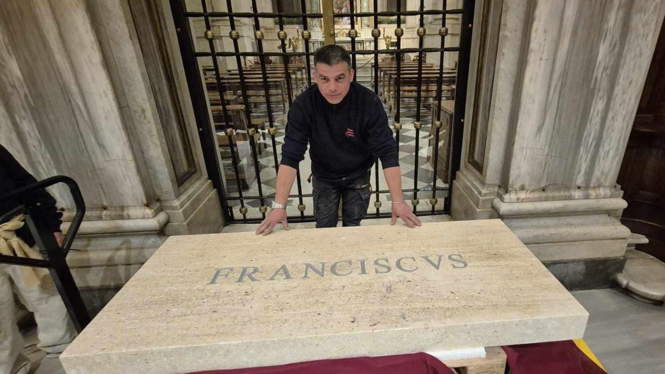 Un român, în echipa care a executat lucrările din cripta unde a fost înhumat Papa Francisc / ”A fost  singurul străin care a făcut  parte din această echipă de muncitori”