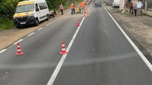 Asfaltul proaspăt turnat la Margina, pe șoseaua care înlocuiește porțiunea lipsă a autostrăzii Sibiu – Nădlac, spart de muncitori / ”Lucrarea este realizată de constructorul care a făcut și reparațiile”