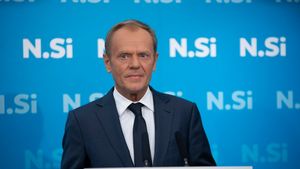 Liderul opoziției din Polonia, Donald Tusk, anunță că va propune amendarea Constituției pentru a evita un „Polexit”