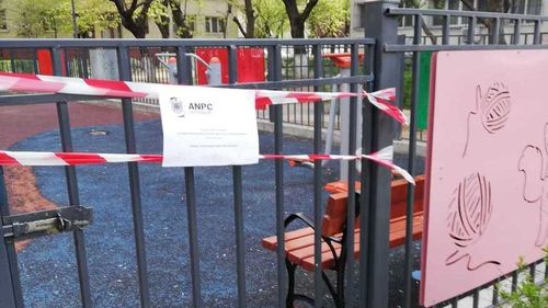 VIDEO Protecția Consumatorilor a închis 30 de locuri de joacă din Sectorul 1/ Printre neregulile constatate: echipamente de joacă nesigure, cabluri electrice aproape de sol, copaci cu crengi uscate deasupra echipamentelor de la locul de joacă