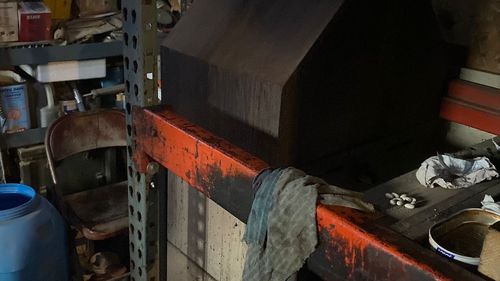 FOTO Cazul șocant al femeii ținute în buncăr de tatăl său, în Prahova: bărbatul se lăuda cu construcția din spatele casei și spunea că fiica lui e în Canada / Femeia era sechestrată în încăperea cu gratii unde avea și toaleta și plita de gătit